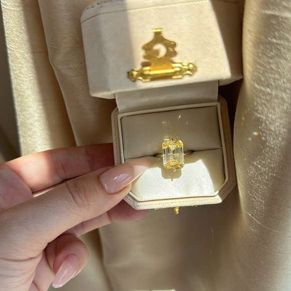 14K Gold Ring with Yellow Gemstone - Picture 4 of 6